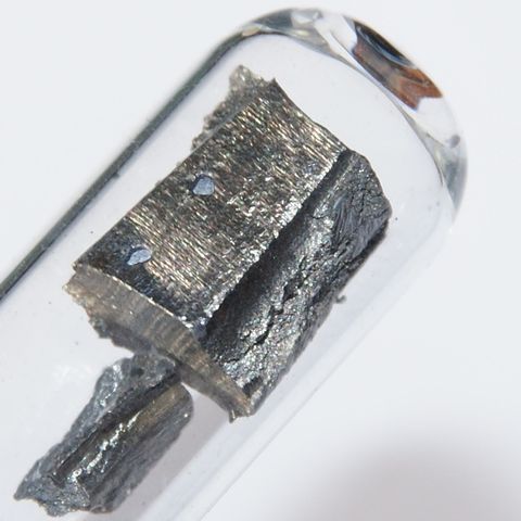 নিওডিমিয়াম মৌলের প্রকৃত নমুনা