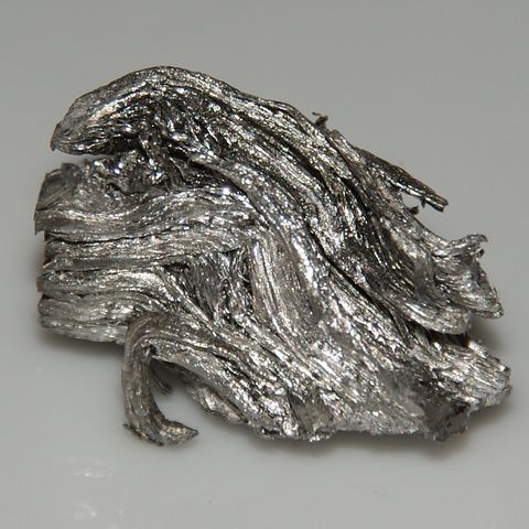 হলমিয়াম মৌলের প্রকৃত নমুনা